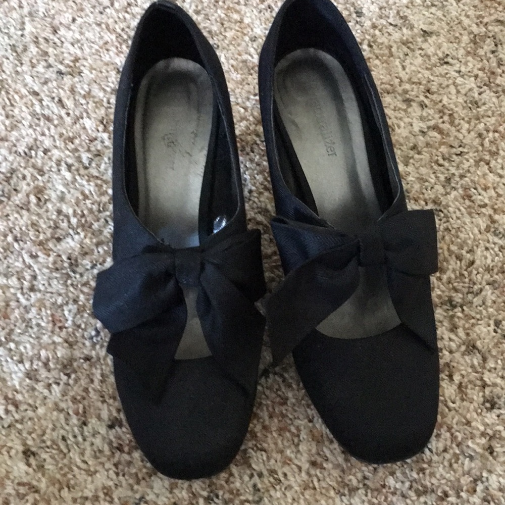 Bow Front Black Pumps